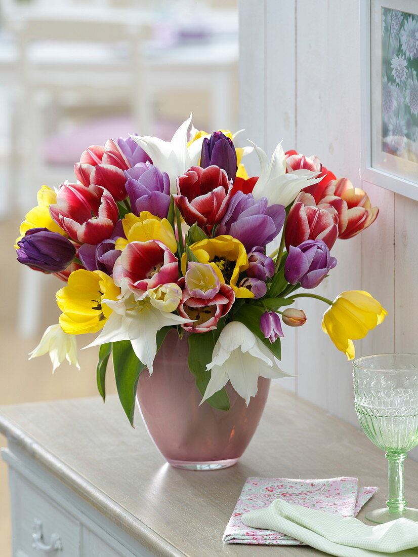 Colourful tulip bouquet 2/2