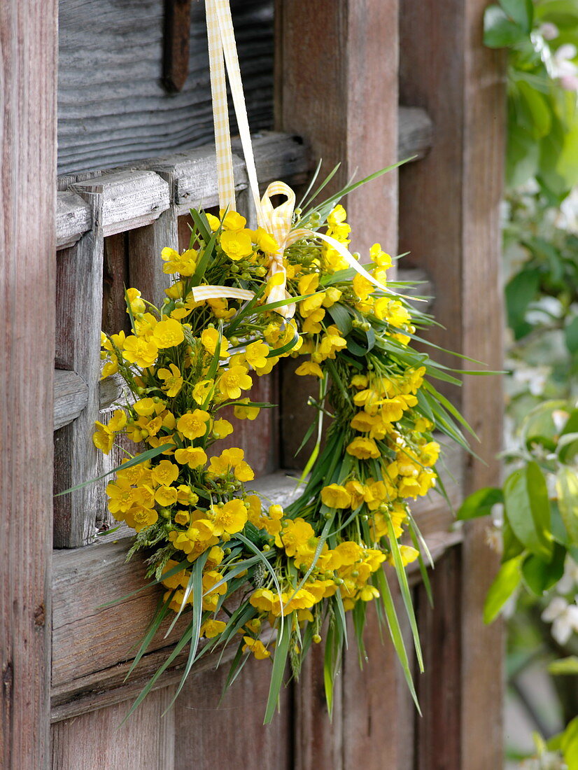 Ranunculus acer with grasses wreath