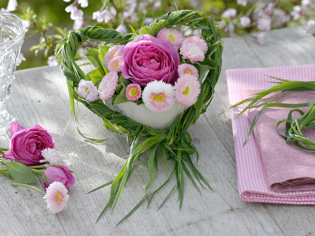 Strauß aus Rose und Tausendschön im Grasherz 2/2