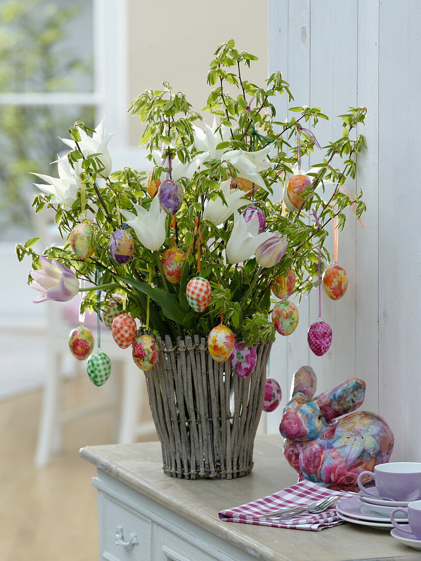 Ungewöhnlicher Osterstrauß aus Tulipa 'White Triumphator'