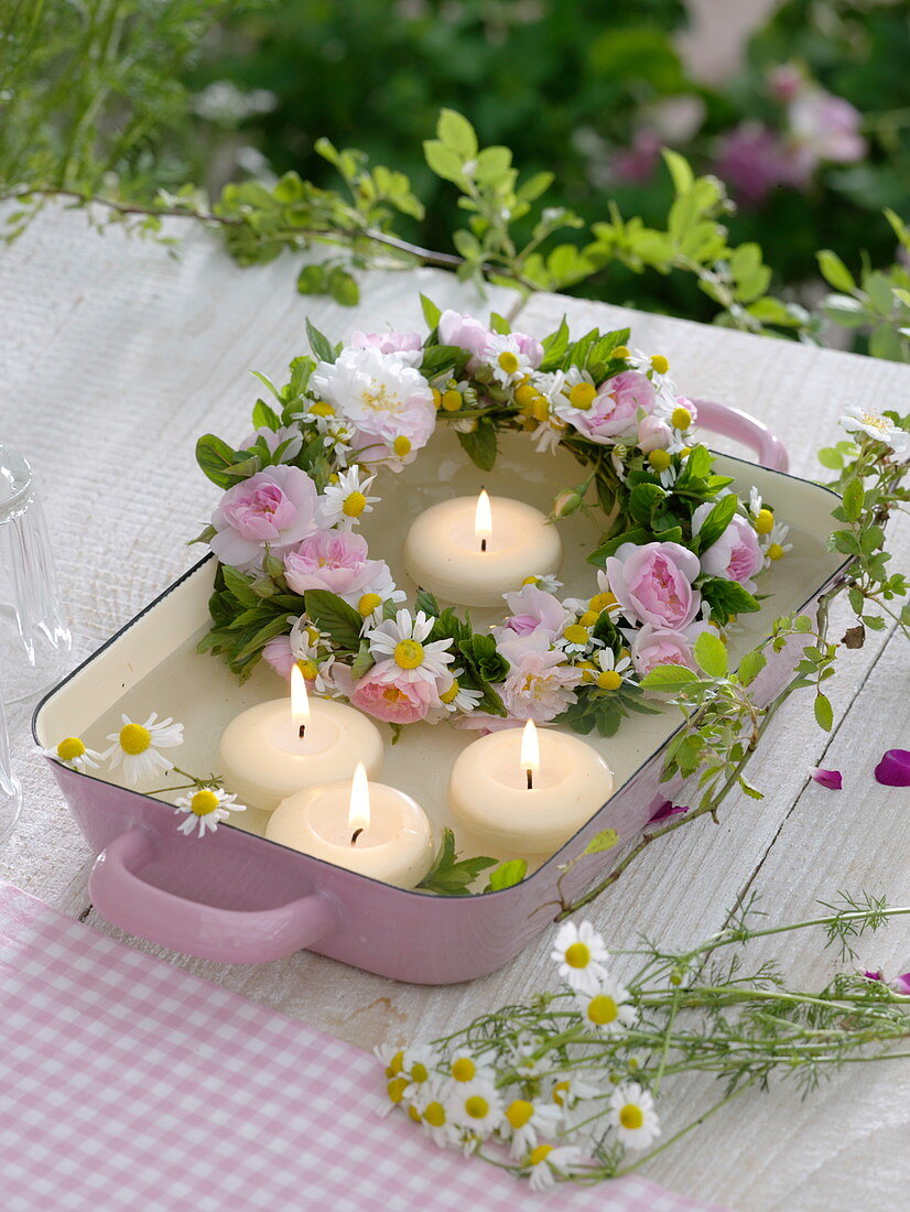 Small wreath made of Rose, chamomile and mint