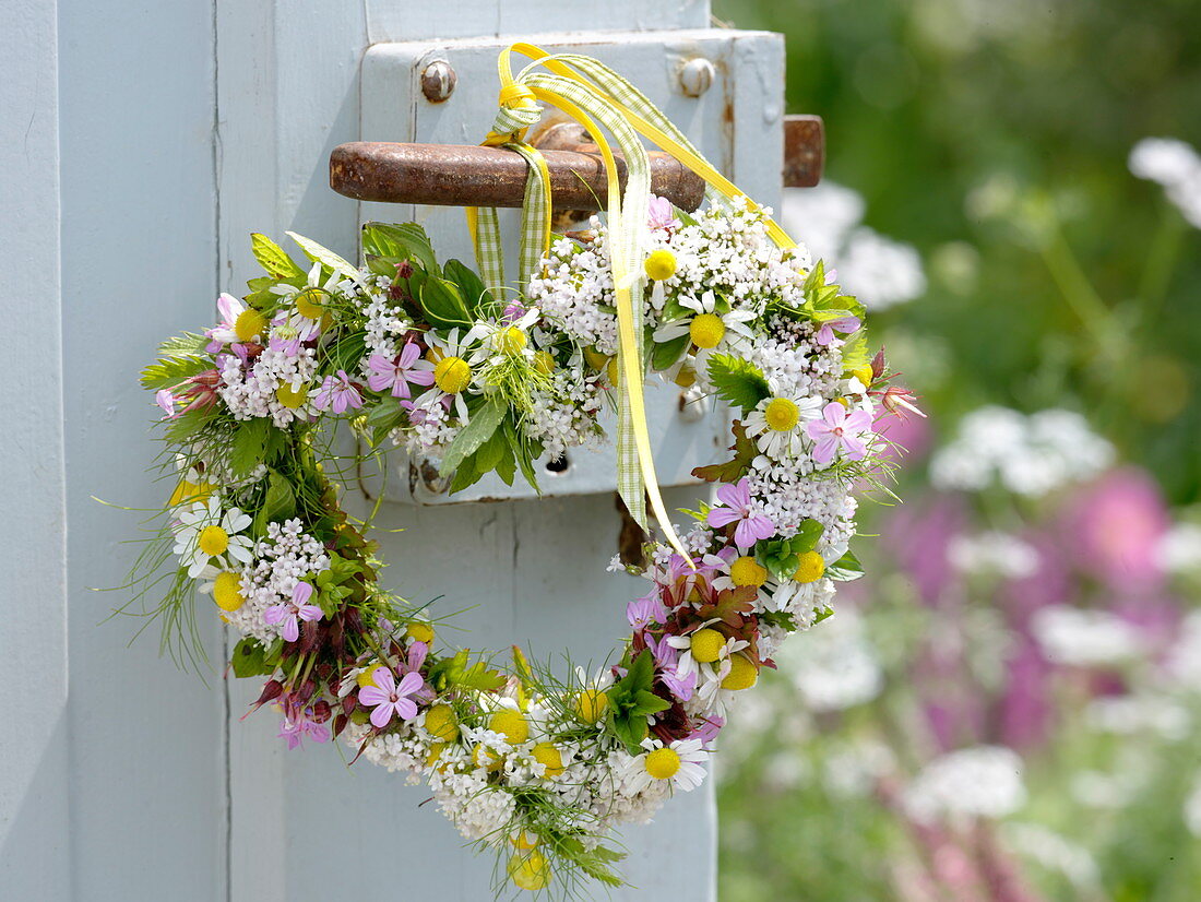 Herz aus Kräuterblüten am Türgriff