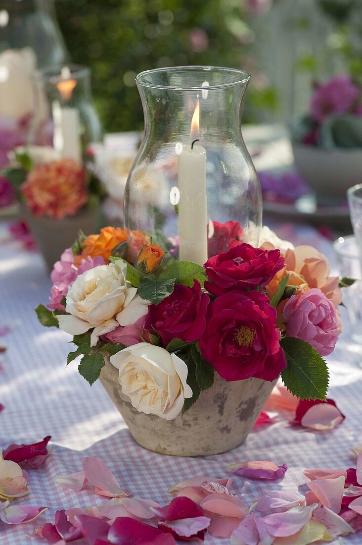 Rose table decoration with lanterns