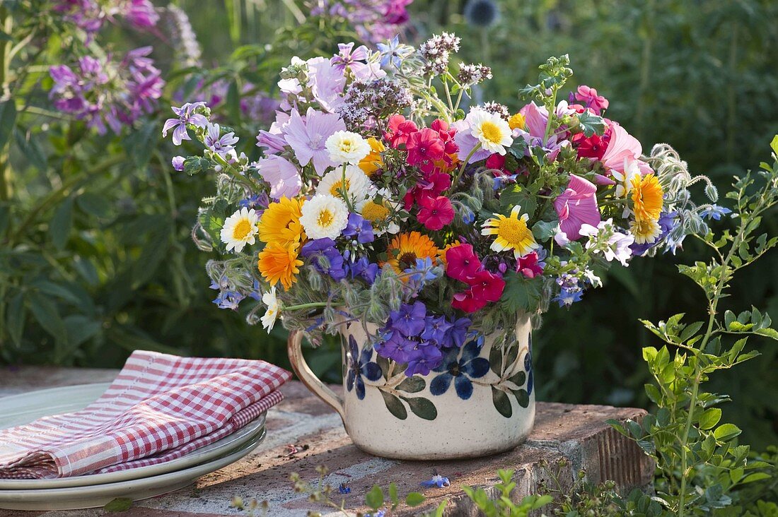 Bunter Strauß aus Blumen mit eßbaren Blüten