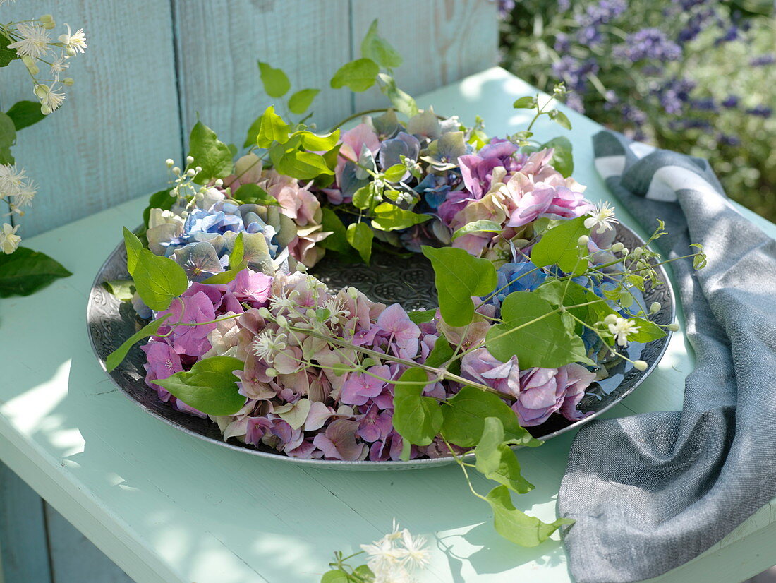 Kranz aus Hydrangea (Hortensien - Blüten) und Clematis