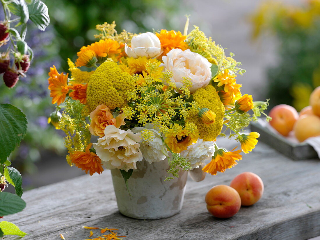 Gelb-oranger Sommerstrauß mit Rosa (Rosen), Achillea (Schafgarbe)