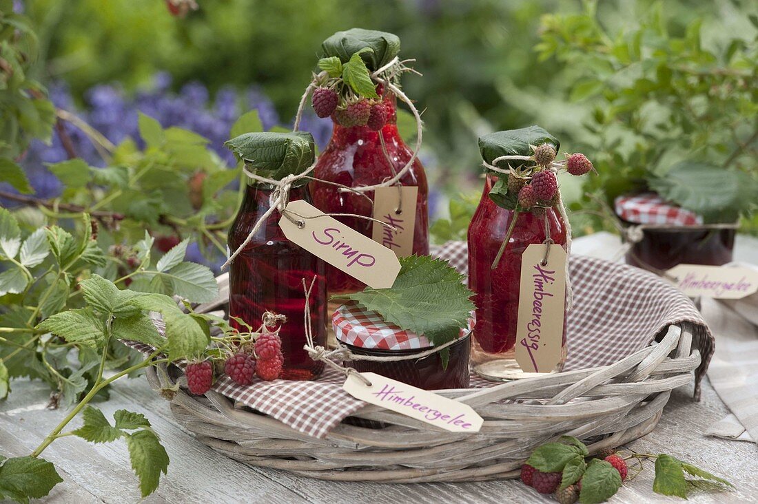 Himbeeren (Rubus) als Gelee, Sirup und eingelegt in Essig als Himbeeressig