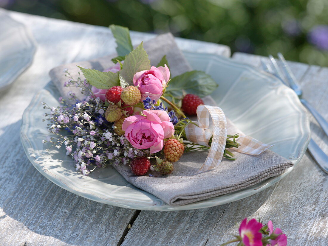 Kleiner Strauß aus Himbeeren (Rubus), Rosa (Rosen), Gypsophila