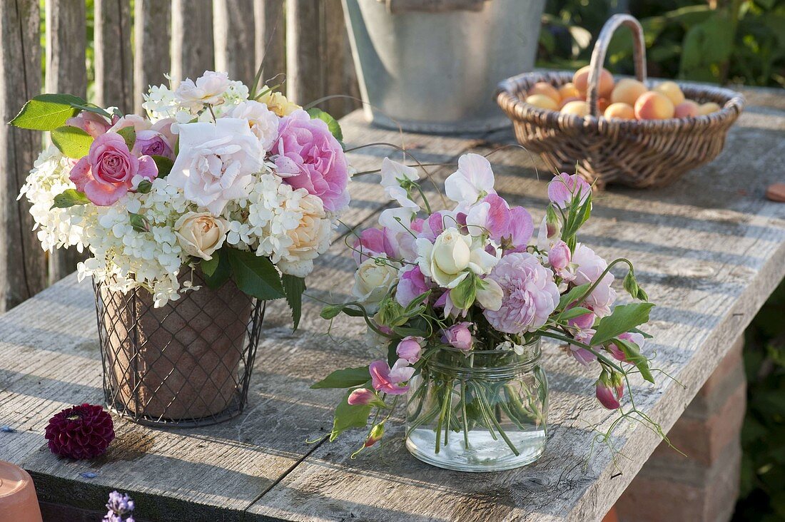 Romantische Sträuße aus Rosa (Rosen), Hydrangea (Hortensie), Lathyrus