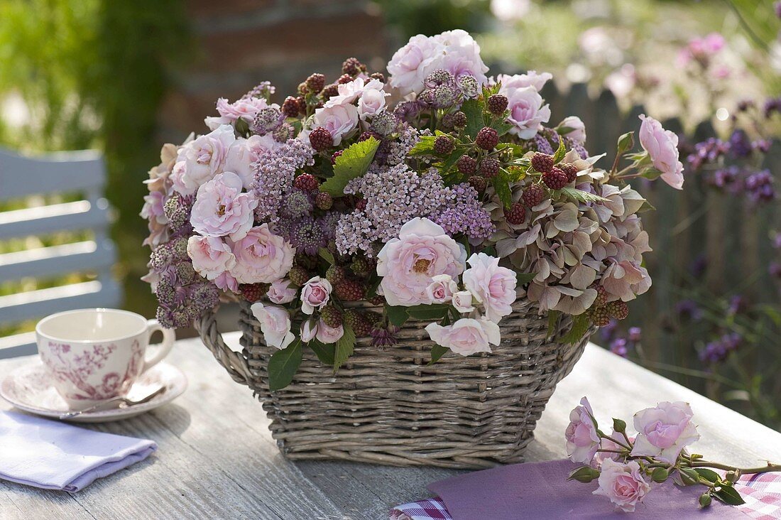 Ländliches Gesteck aus Rosa (Rosen), Achillea (Schafgarbe), Brombeeren