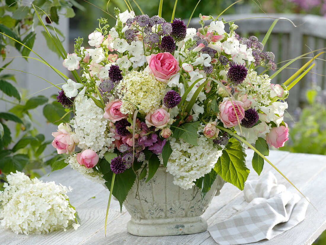 Üppiger Strauß aus Penstemon (Bartfaden), Rosa (Rosen), Hydrangea