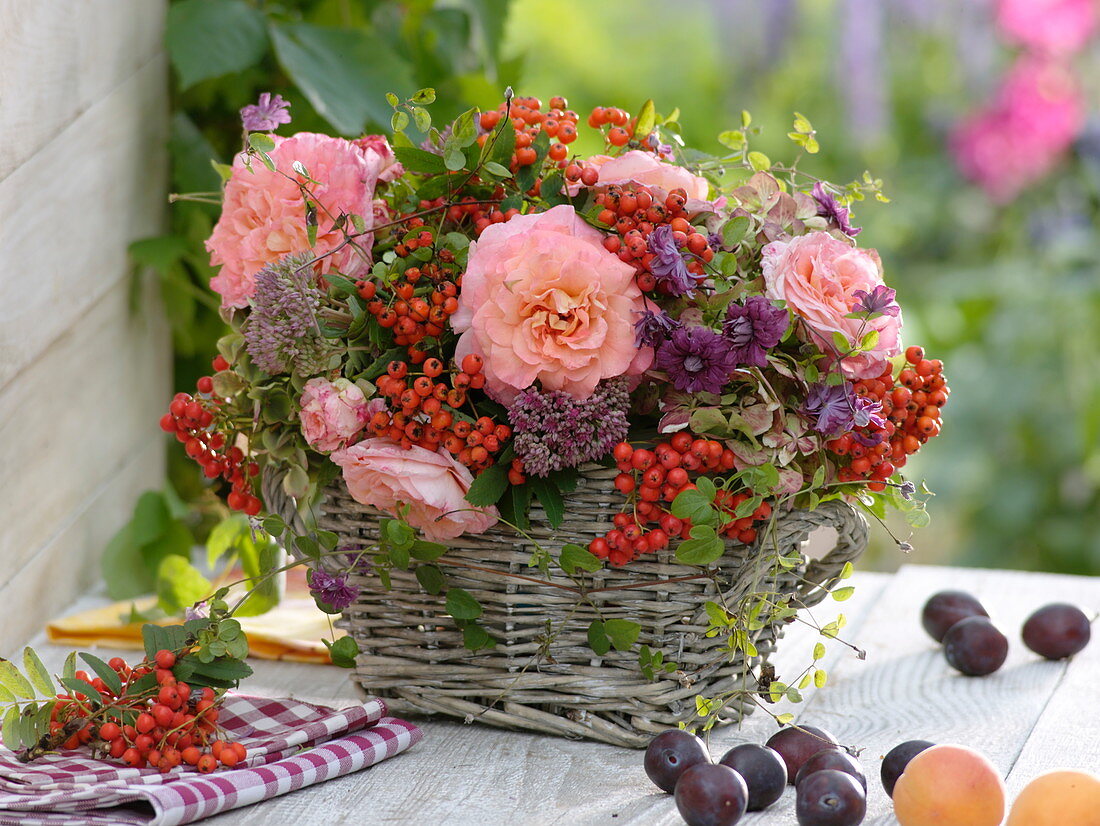 Spätsommer - Gesteck aus Vogelbeeren (Sorbus aucuparia), Rosa (Rosen)