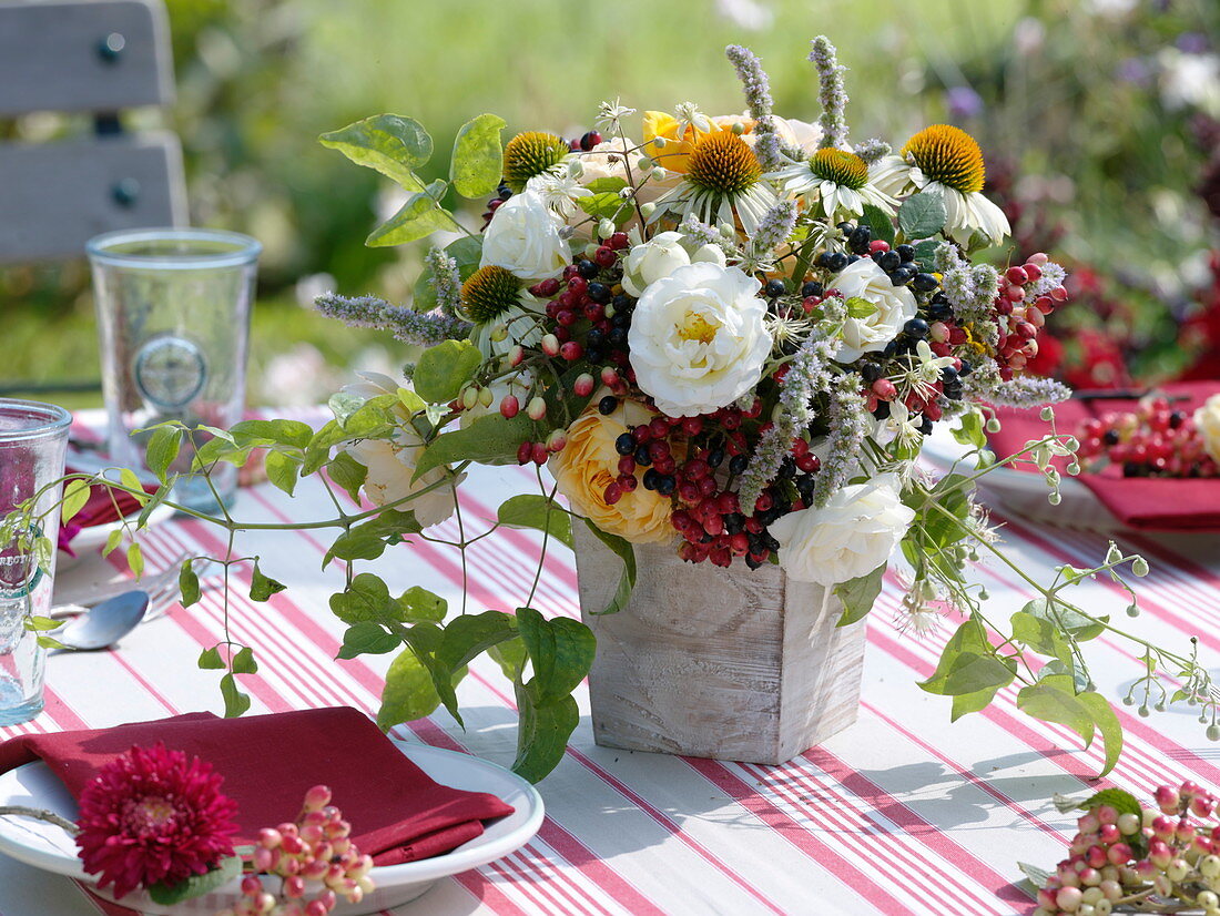 Spätsommerstrauss mit weissen Rosa (Rosen), Echinacea purpurea 'Alba'