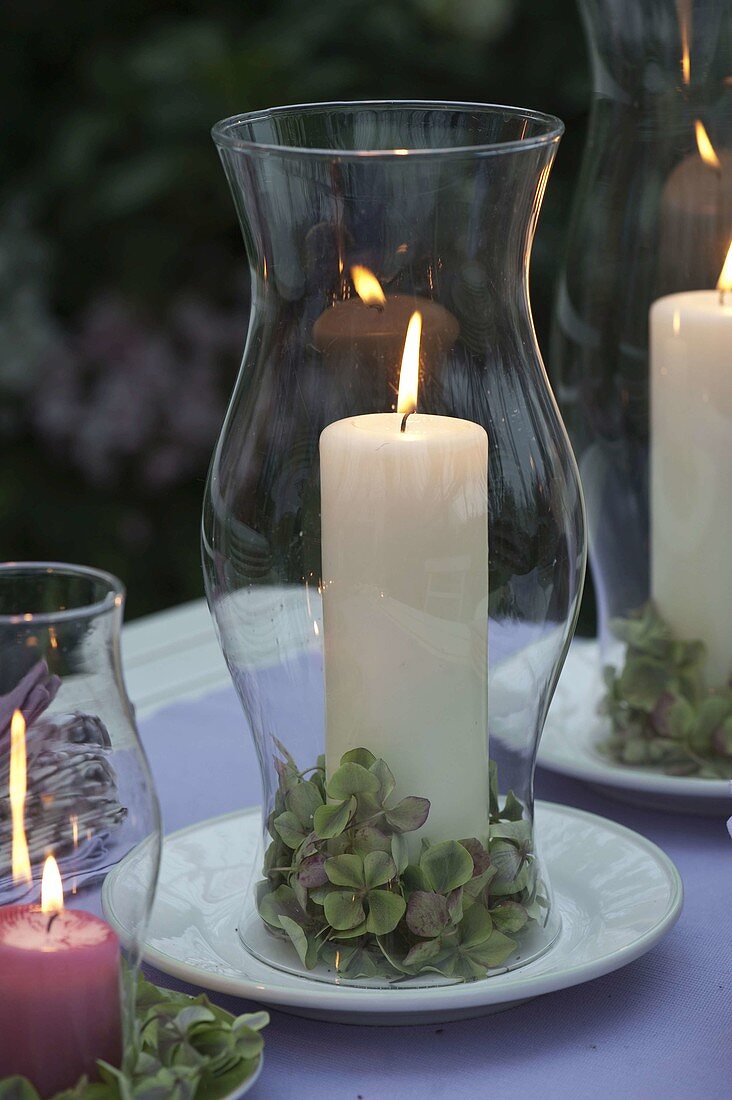 Evening terrace: Table decoration with lanterns