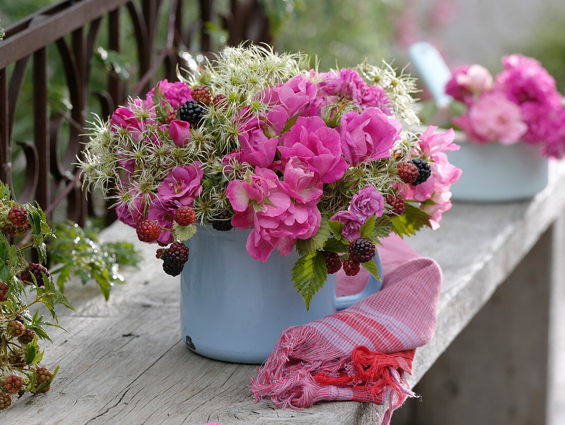 Spätsommerstrauß mit Rosa 'Flash Meidiland' (Beetrose)