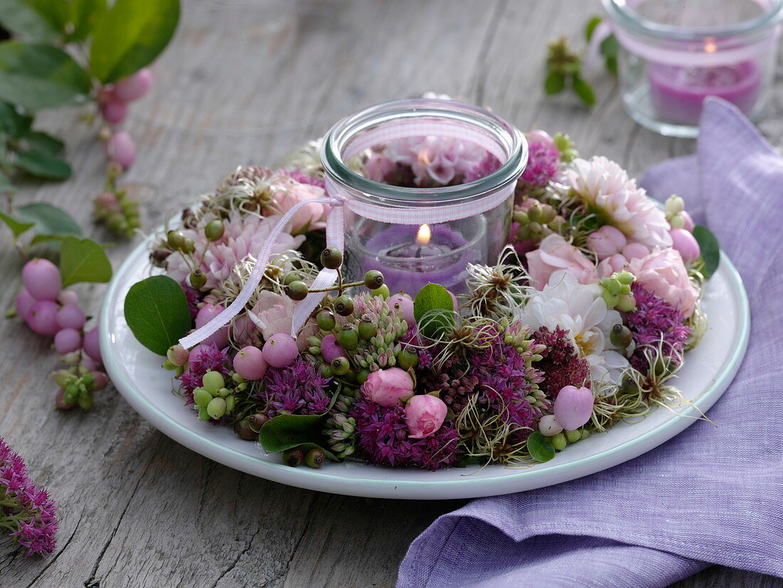 Tellerkranz mit Einmachglas als Windlicht :  Sedum telephium ( Fetthenne ), Rosa ( Rosen, Hagebutten ), Symphoricarpos ( Korallenbeere ), Clematis ( Waldrebe )