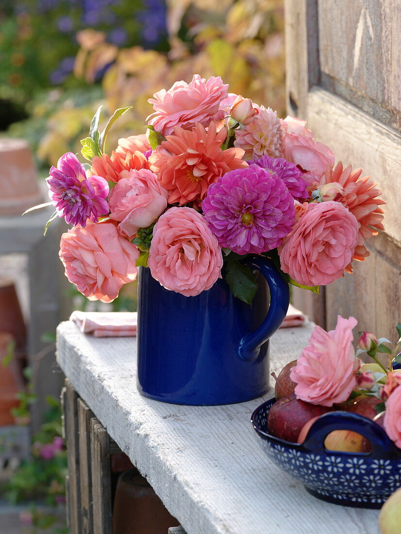 Blauer Krug mit Dahlia (Dahlien) und Rosa (Rosen)