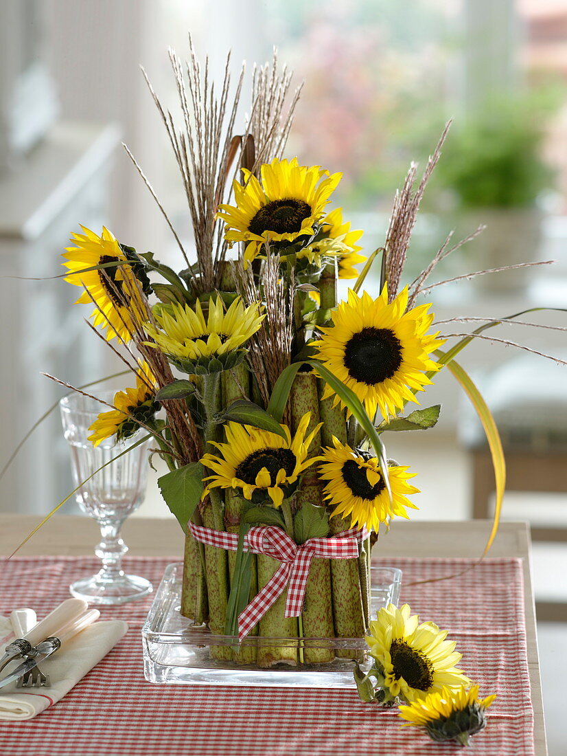 Table decoration with sunflowers and sacaline