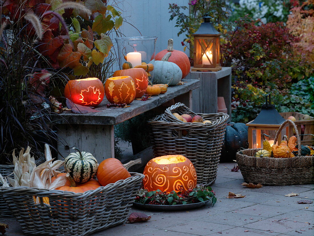 Herbst-Terrasse mit Kürbisdeko