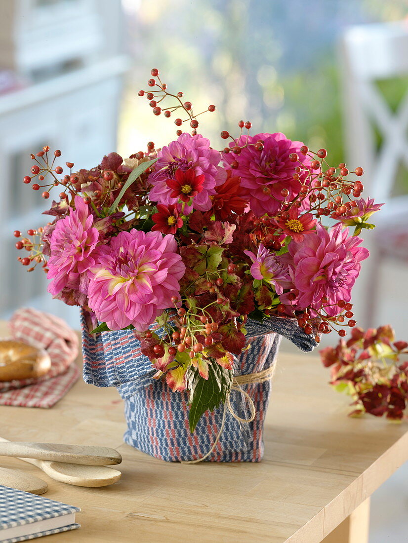 Autumn dahlia bouquet in tea towel vase (2/2)