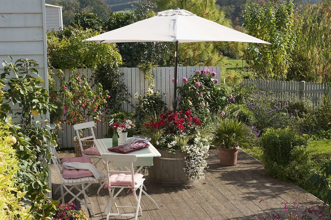 Planter with integrated parasol holder