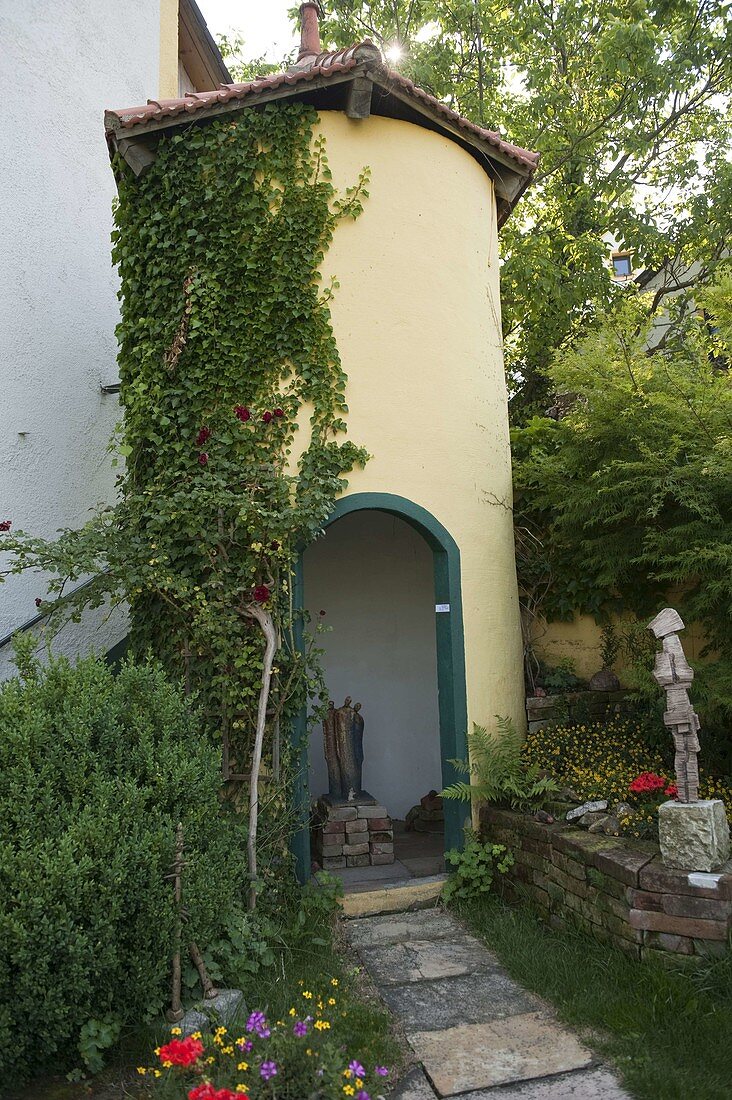 Künstlergarten Weg zum Turm