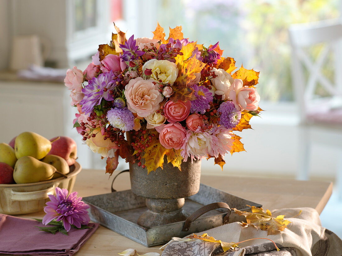 Herbstlicher Strauß aus Rosa (Rosen, Hagebutten), Dahlia (Dahlien)