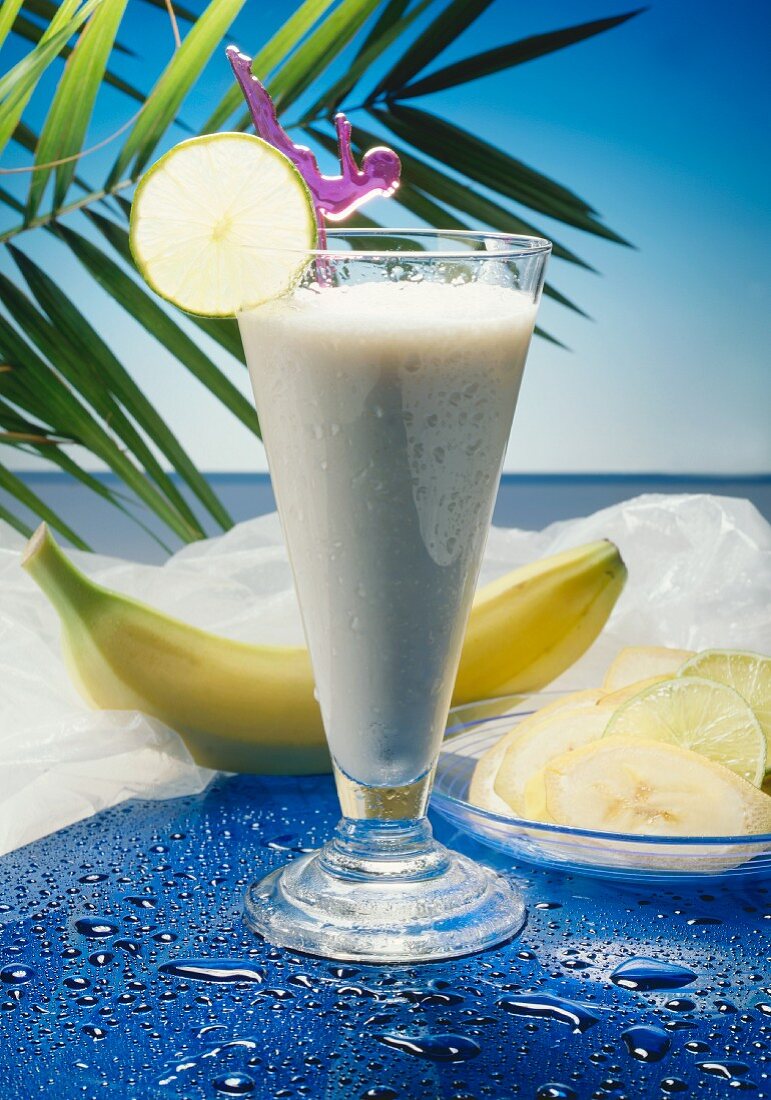 Bananenmilch im Cocktailglas mit Zitronenscheibe