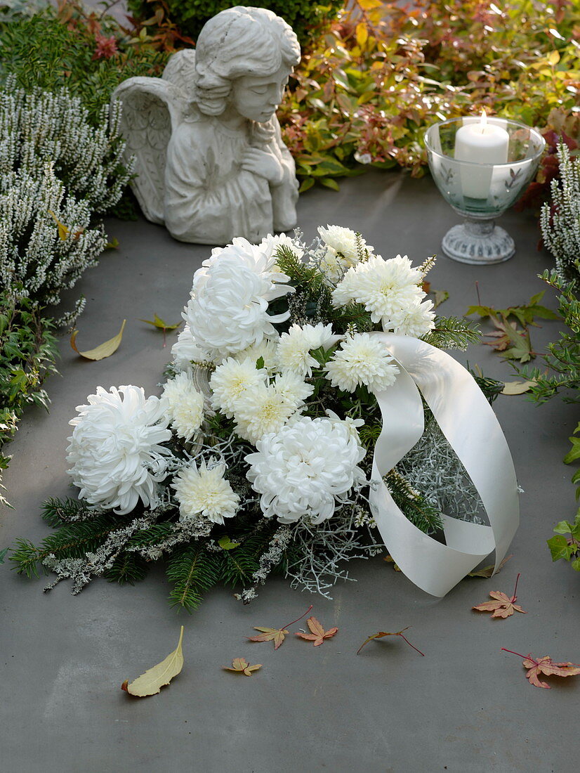 White grave arrangement: Chrysanthemum indicum and grandiflorum