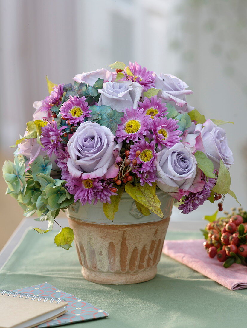 Herbstlicher Rosenstrauß : Rosa (Rosen), Chrysanthemum