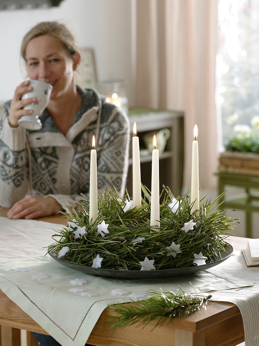 Advent wreath with pine needles (4/4)
