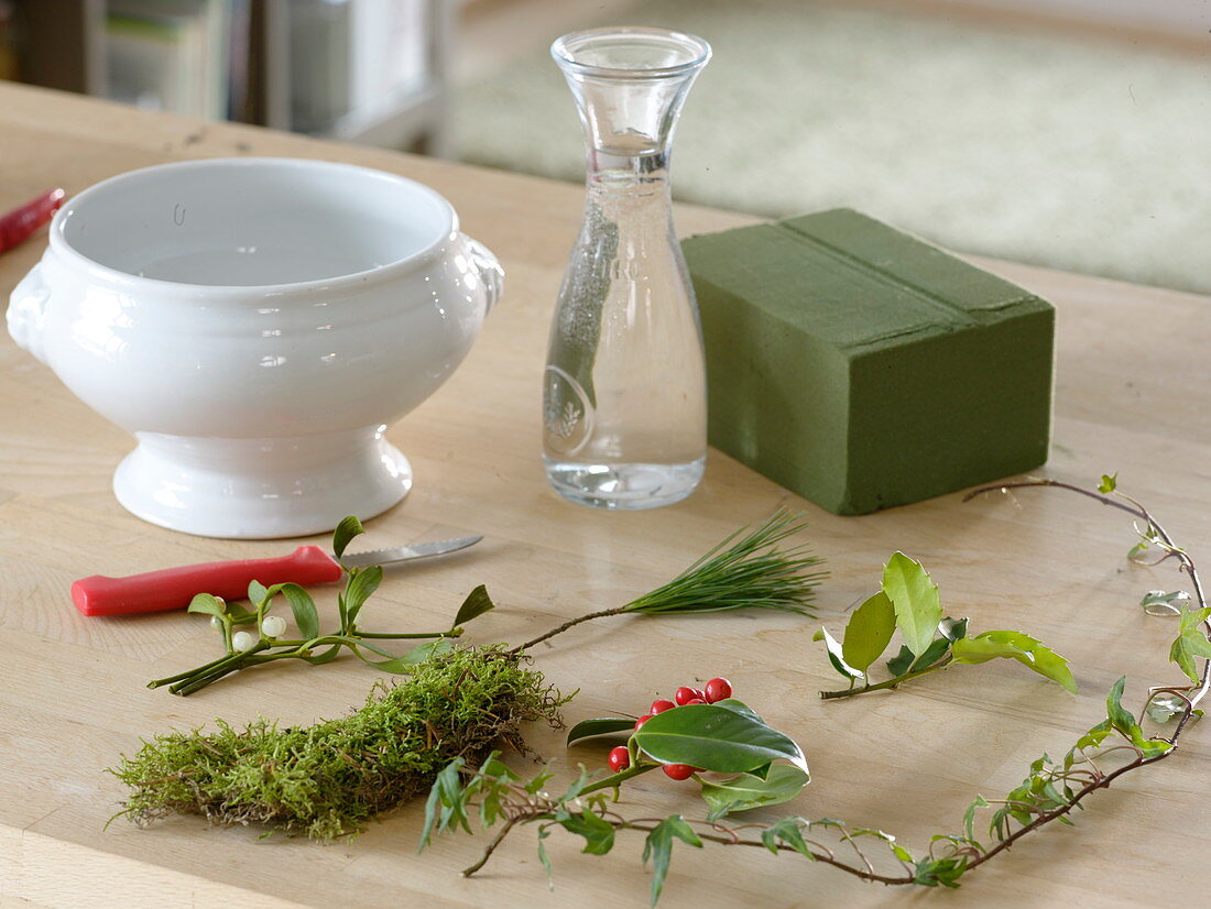 Advent arrangements in white ceramic bowls (1/5)