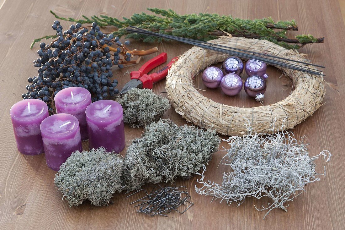 Natural Advent wreath with black dates and reindeer lichen (1/5)