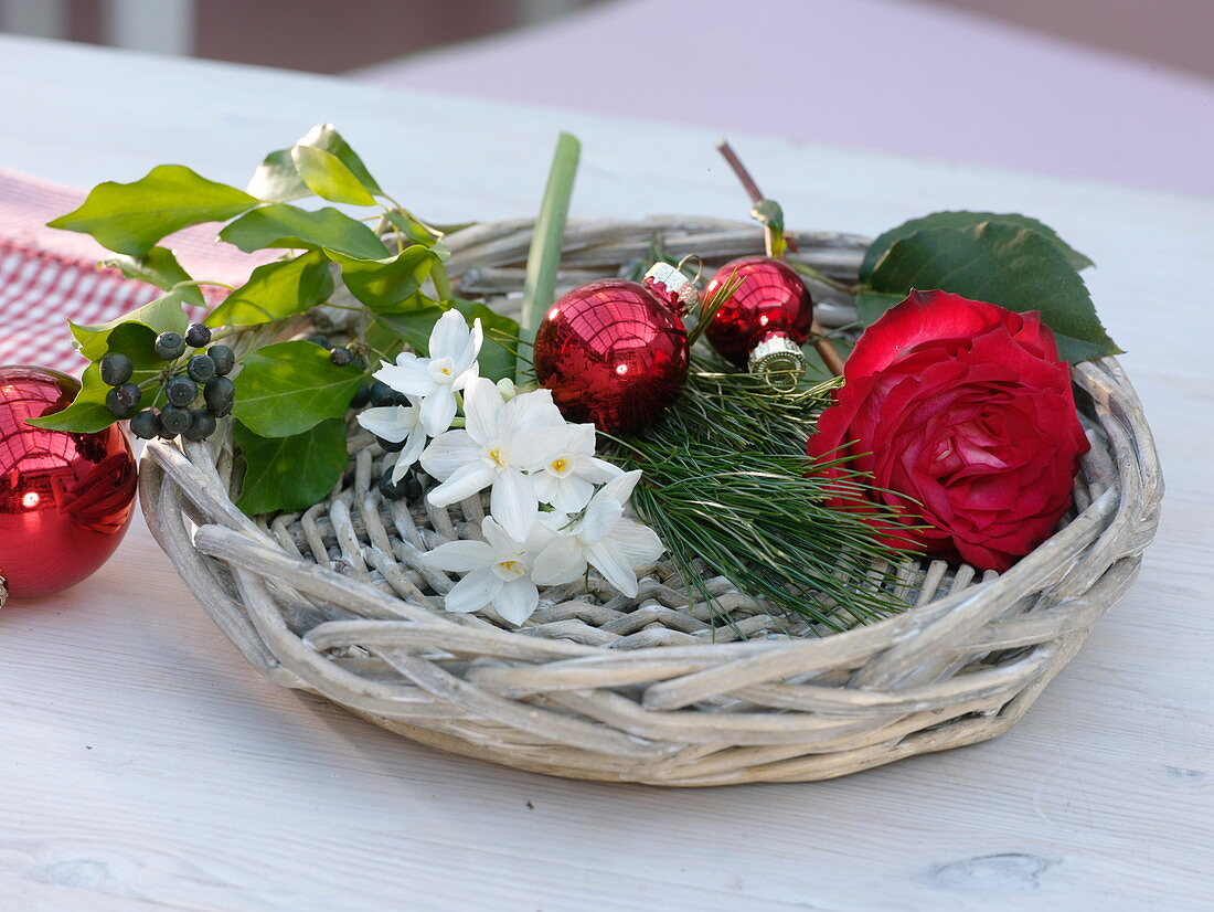 Fragrant red and white Christmas table decorations: Rosa (roses), Narcissus 'Ziva'