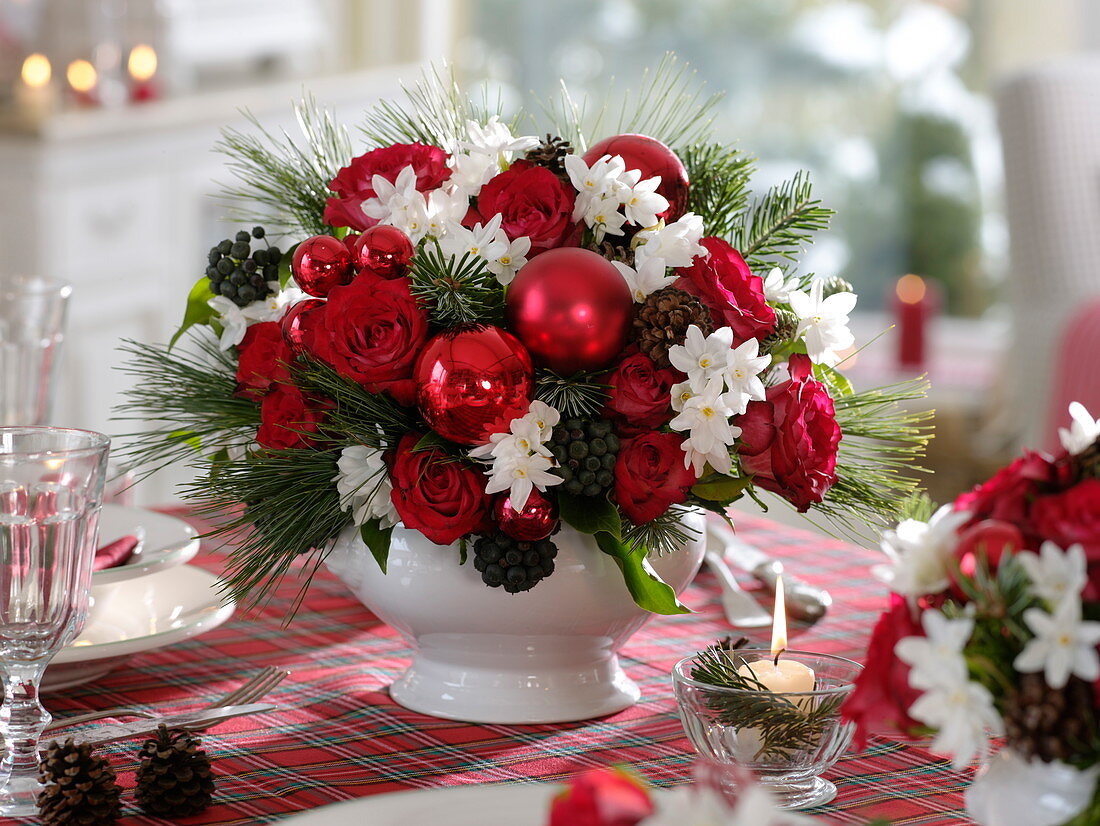 Fragrant red and white Christmas table decoration - Rose, Narcissus 'Ziva'