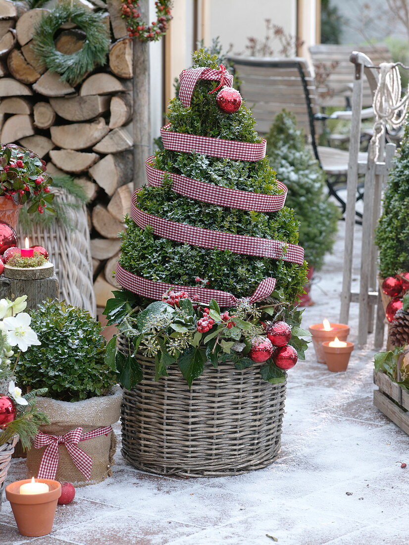 Rustikale Weihnachtsterrasse mit Brennholzstapel