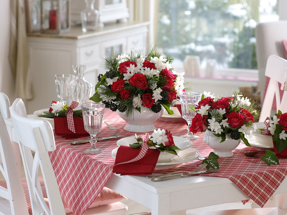 Winterliche Tischdeko mit rot-weißen Duftsträußen