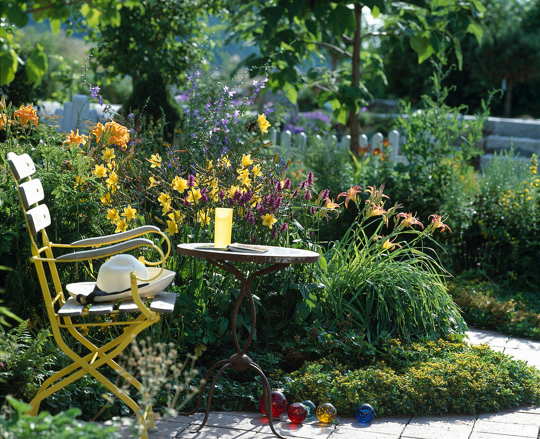 Garden with Hemerocallis hybr 'Citrina' (daylilies), Stachys