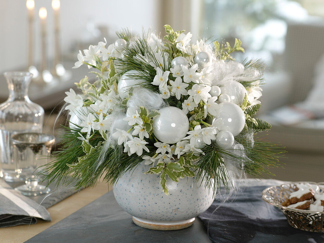 White, fragrant Christmas bouquet from Narcissus 'Ziva', Pinus