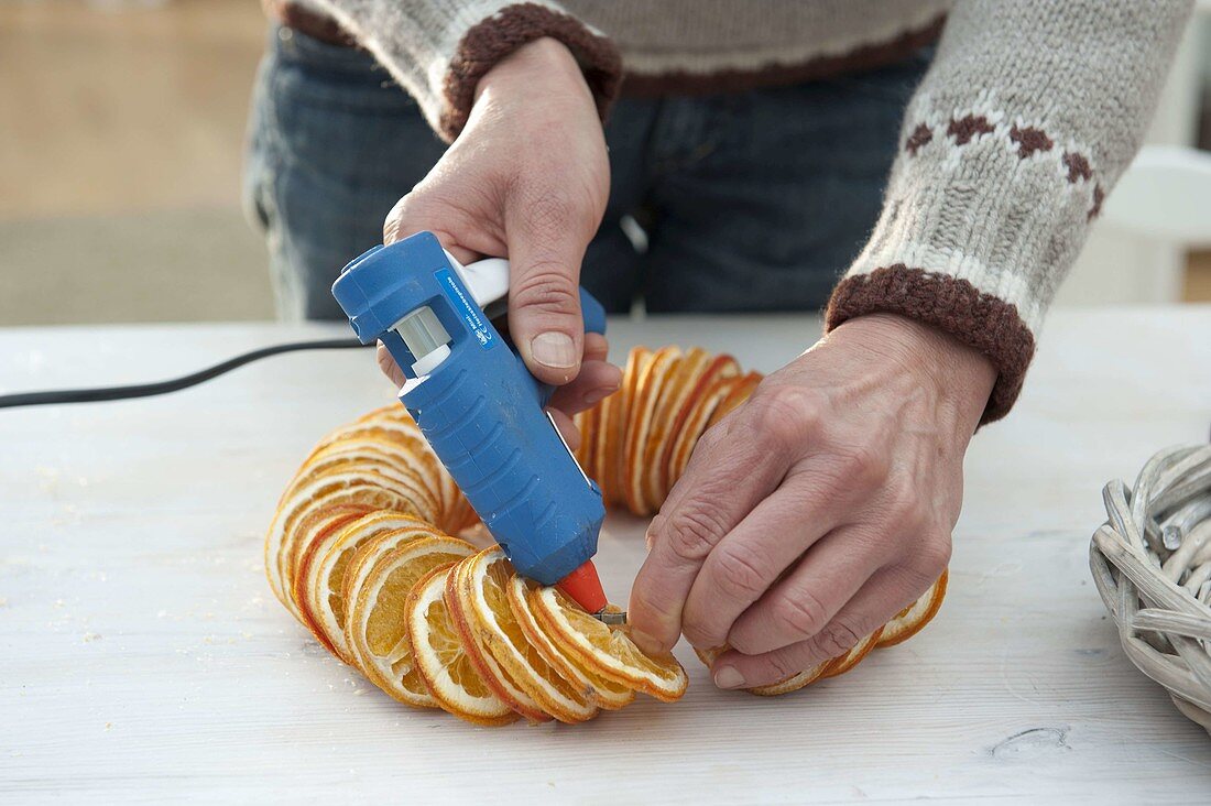 Fragrant wreath made from dried orange slices (4/5)