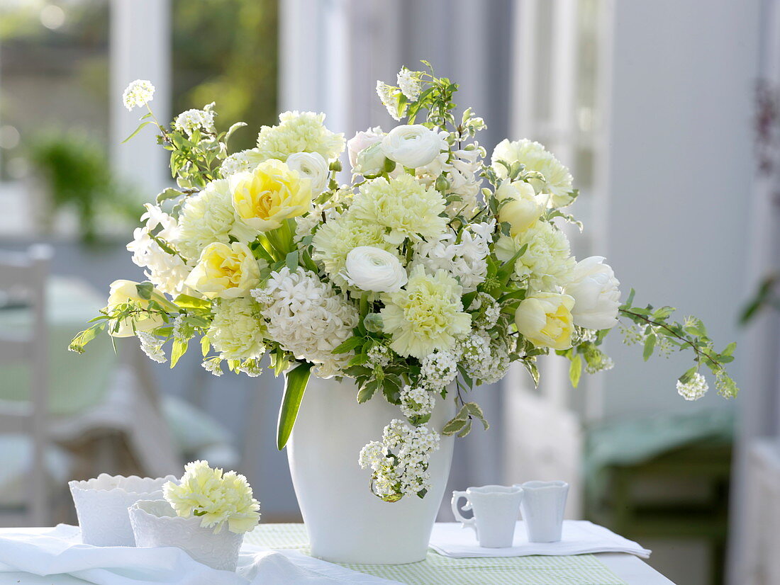 Weiß - gelber Strauß mit Dianthus (Nelken), Ranunculus (Ranunkeln)