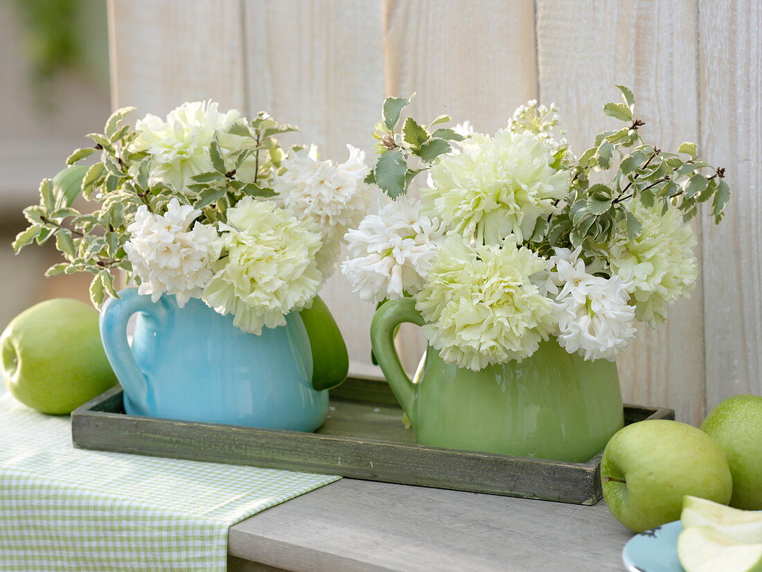 Sträuße aus Hyacinthus (Hyazinthen), Dianthus (Nelken) und Pittosporum