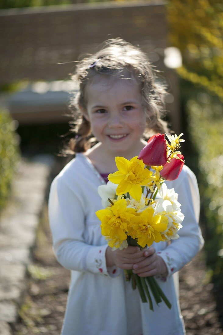 Mädchen mit Strauß aus Narcissus (Narzissen), Tulipa (Tulpen)