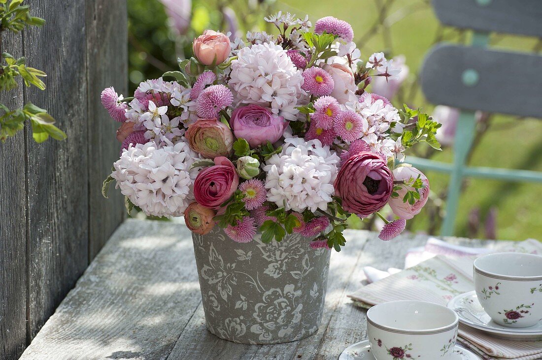 Pink scented bouquet: Hyacinthus (hyacinths), Ranunculus (ranunculus), Bellis