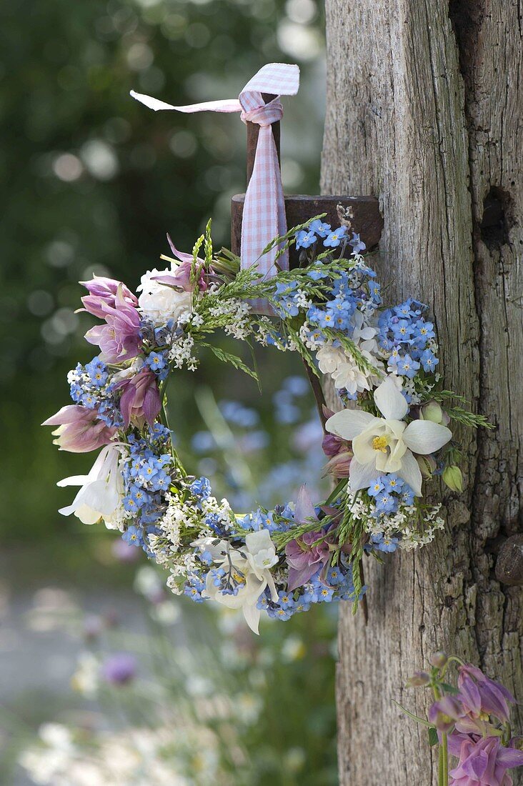 Small wreath from Myosotis, Aquilegia, Galium