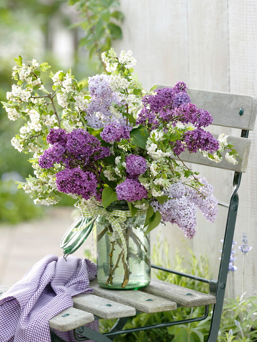 Duftstrauß mit Syringa vulgaris (Flieder) und Crataegus monogyna