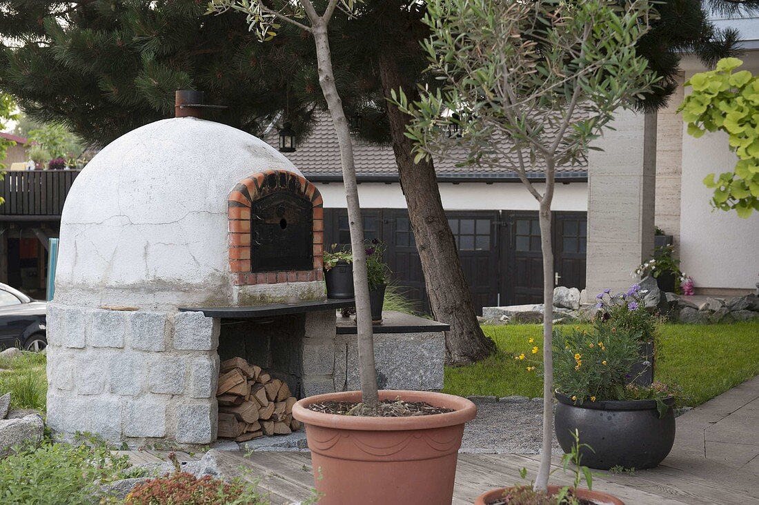 Gemauerter Backofen im Garten