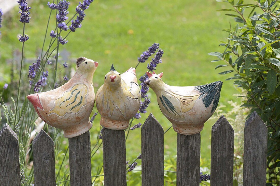 Getöpferte Dekostecker Hühnchen auf Gartenzaun