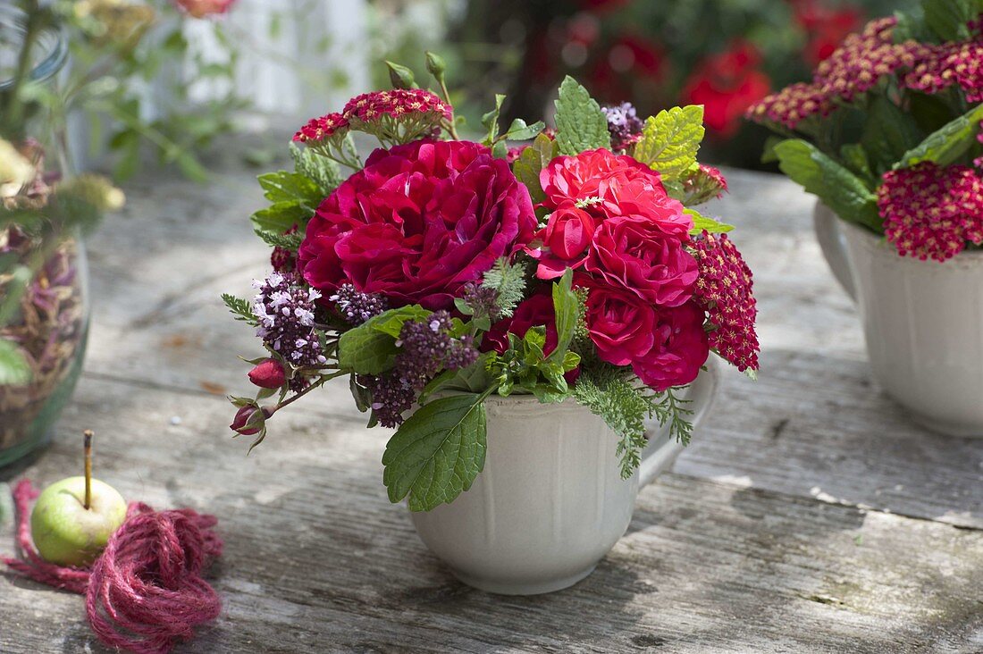 Kleiner Strauß aus roten Blüten und Kräutern