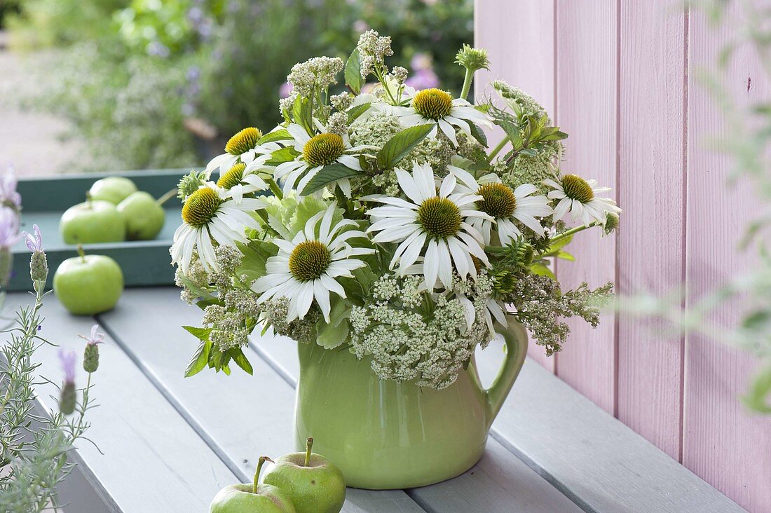 Grün-weißer Strauß aus Echinacea purpurea 'White Swan'